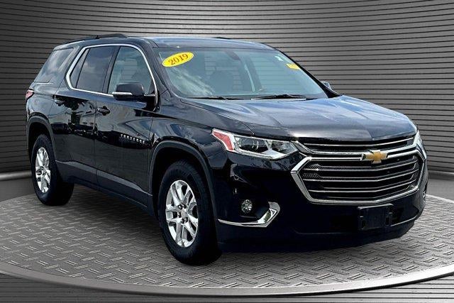 2019 Chevrolet Traverse LT Cloth in Mosaic Black Metallic — front three-quarter view